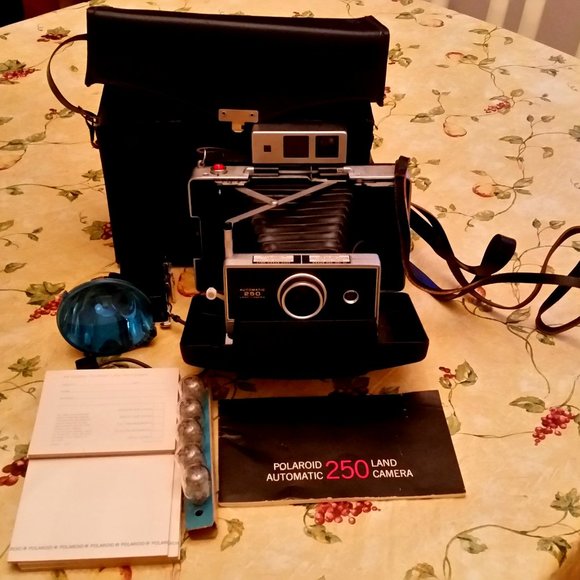 VINTAGE POLAROID AUTOMATIC 250 LAND CAMERA WITH CASE AND ACCESSORIES - Picture 1 of 3